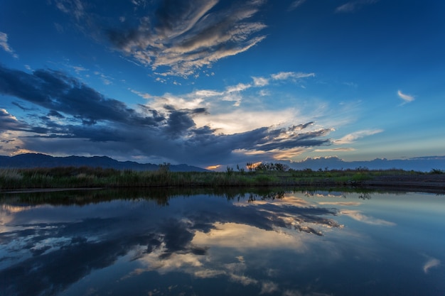 Nubes reflejadas en el lago