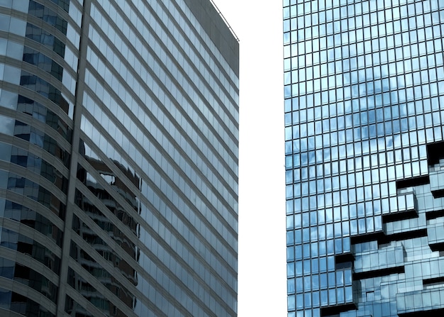 Nubes reflejadas en las ventanas del moderno edificio de oficinas.