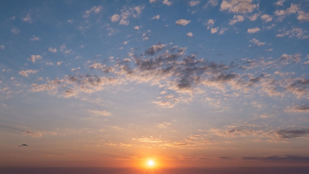 Foto nubes rizadas y amanecer o atardecer. paisaje.