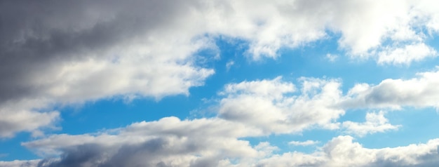 Nubes rizadas blancas en el panorama del cielo azul