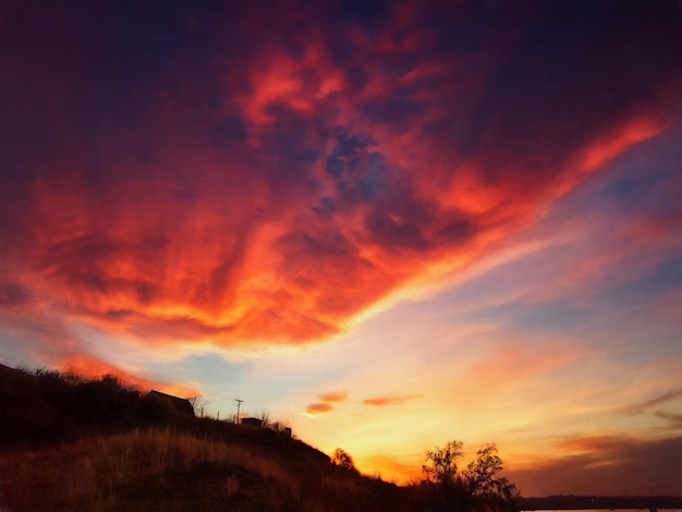 Nubes rojas y azules al atardecer Ilustración