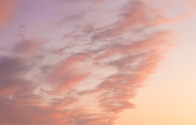 Nubes rosa-azules durante el atardecer