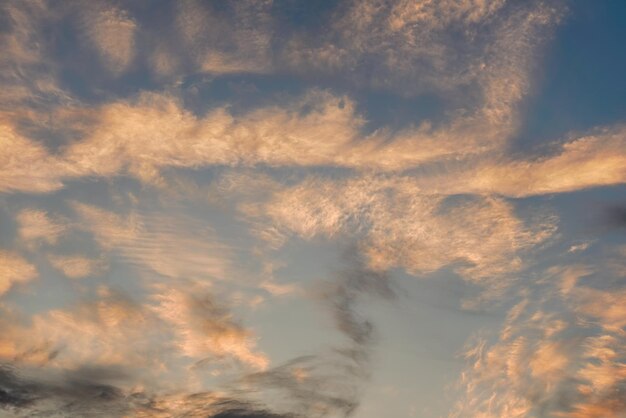 Nubes rosadas anaranjadas de la mañana en el cielo de la tarde