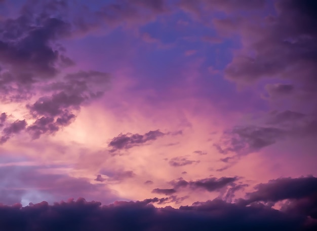 Nubes rosadas y cielo azul púrpura