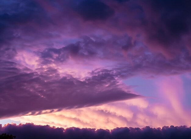 Nubes rosadas y cielo azul púrpura