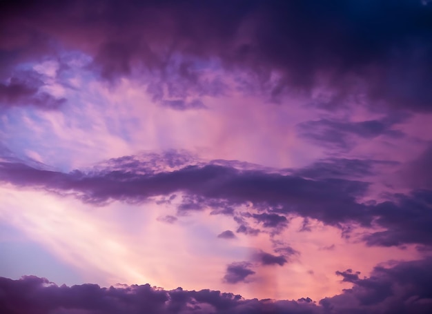 Nubes rosadas y cielo azul púrpura