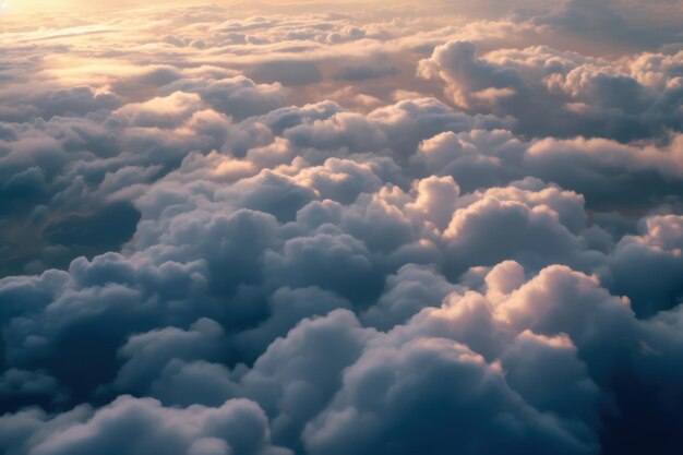 Nubes sobre un cielo azul al atardecer vista de nubes a través de nubes planas altas en un día soleado