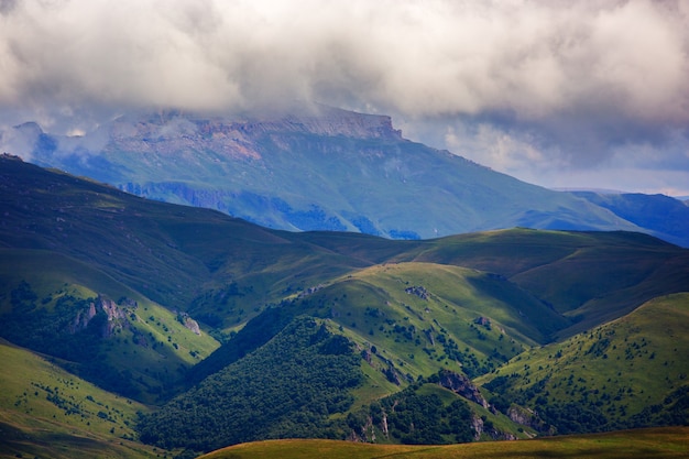 Nubes sobre las colinas en la zona del monte Elbrus