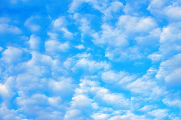 Nubes sobre un fondo de cielo