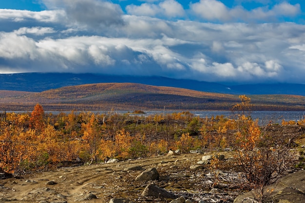 Nubes sobre el lago en la parte montañosa de la tundra en otoño.