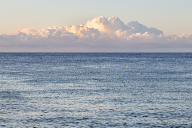 Nubes sobre el mar al amanecer