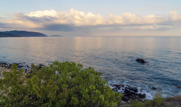 Nubes sobre el mar al atardecer. Crimea, Choban-Kule.