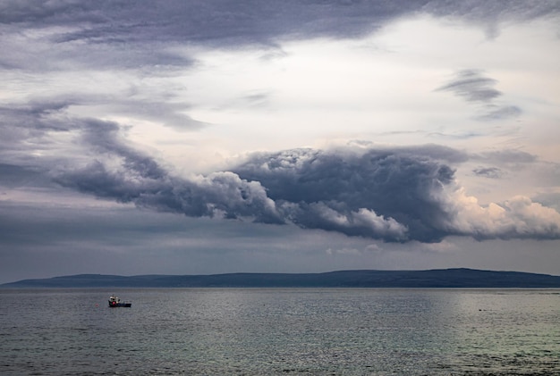 Nubes sobre el mar en la isla de Aran en Irlanda