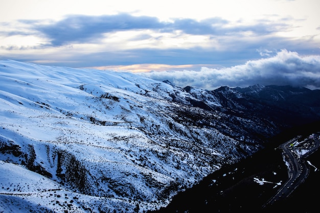 Foto nubes sobre la montaña