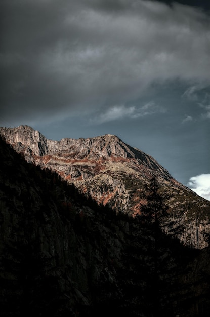 nubes sobre la montaña