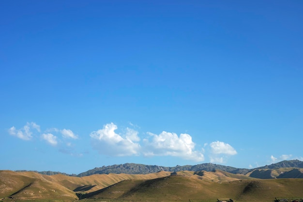 Nubes sobre montañas y alcances