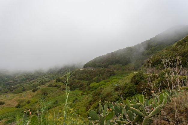 Nubes sobre las montañas de la isla de Tenerife