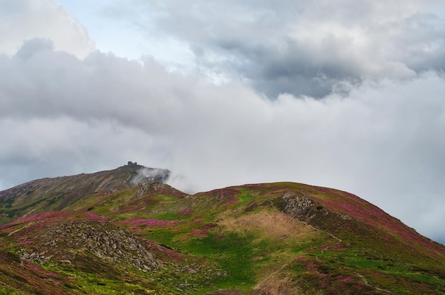 nubes sobre las montañas