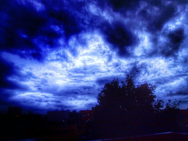 Foto nubes sobre el paisaje