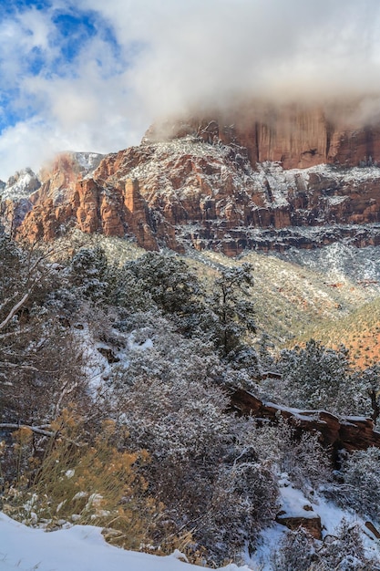 Nubes sobre el Parque Nacional Zion en invierno, EE.UU.