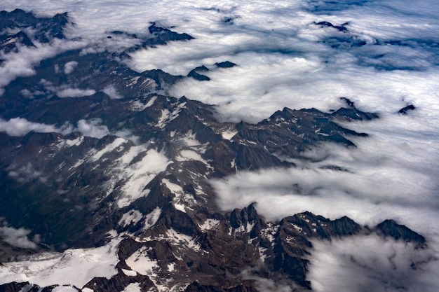 Nubes sobre la parte superior de la vista aérea de los Alpes desde el avión