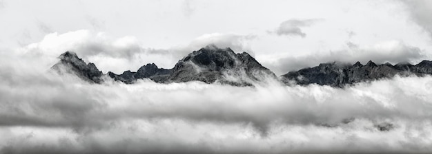 Nubes sobre el pico Gerlachovsky en las montañas de los Altos Tatras en Eslovaquia