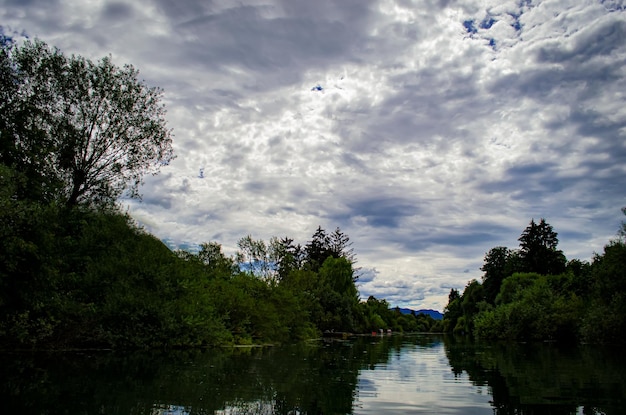 Nubes sobre el rio