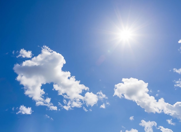 Nubes y sol brillante en el cielo azul