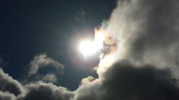 Foto nubes y sol en el cielo