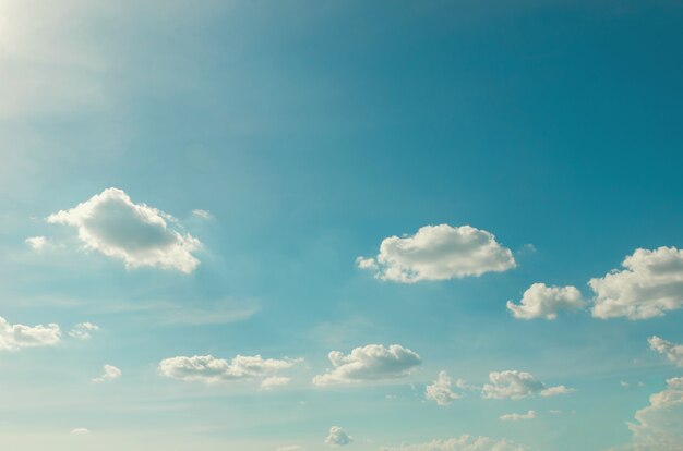 Nubes con sol y fondo de cielo azul