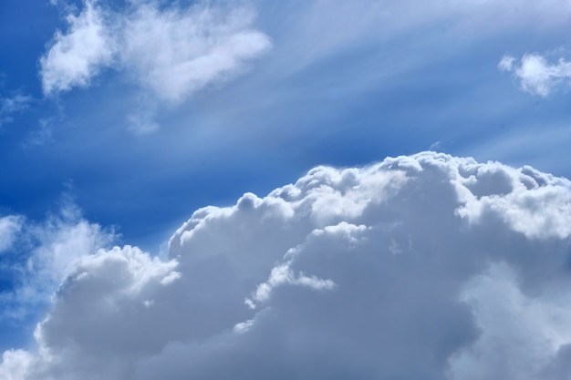 Las nubes son gruesas y borrosas contra el cielo azul.