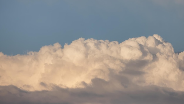 Nubes de soplo en el cielo durante el acercamiento del atardecer