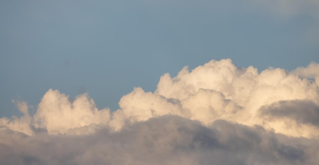 Nubes de soplo en el cielo durante la puesta de sol