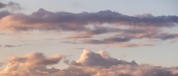 Nubes de soplo en el cielo durante el zoom del atardecer en el fondo del paisaje nublado