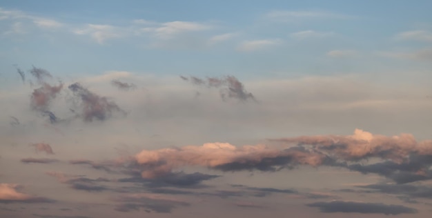 Nubes de soplo en el cielo durante el zoom del atardecer en el fondo del paisaje nublado