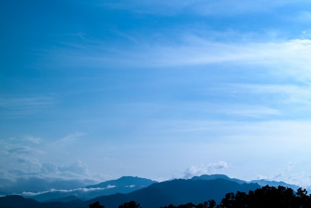 Nubes suaves y cielo azul