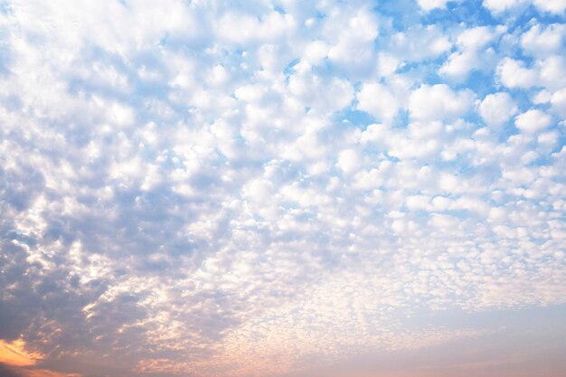 Nubes por la tarde con cielo azul detrás.