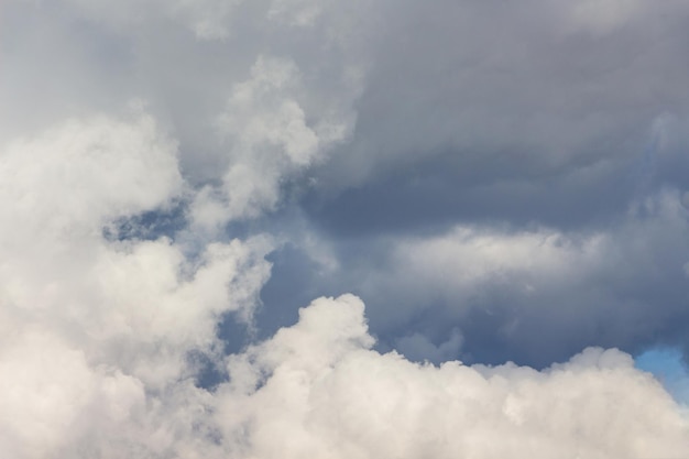 Nubes de tormenta blancas y oscuras cerrar up_