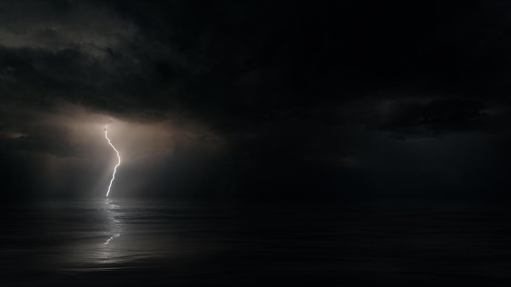 Nubes de tormenta de ciclones monzónicos con múltiples destellos de relámpagos sobre el océano tropical de la noche oscura