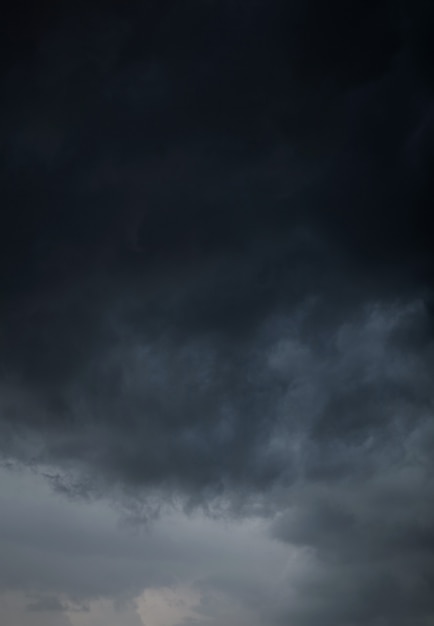 Nubes de tormenta. cielo gris nublado