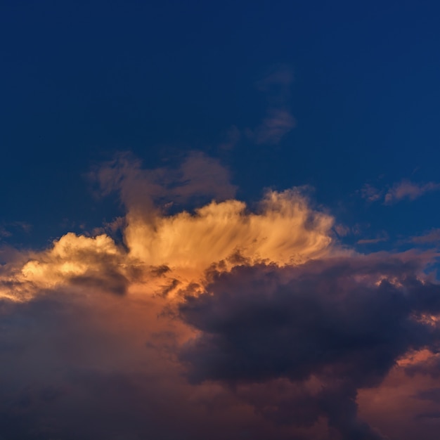 Nubes de tormenta en el cielo.