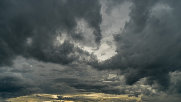 Nubes de tormenta dramáticas en el cielo oscuro