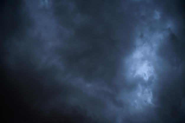 Nubes de tormenta flotando en un día lluvioso con luz natural Paisaje de Cloudscape clima nublado sobre el cielo azul Nubes blancas y grises fondo de entorno de naturaleza escénica