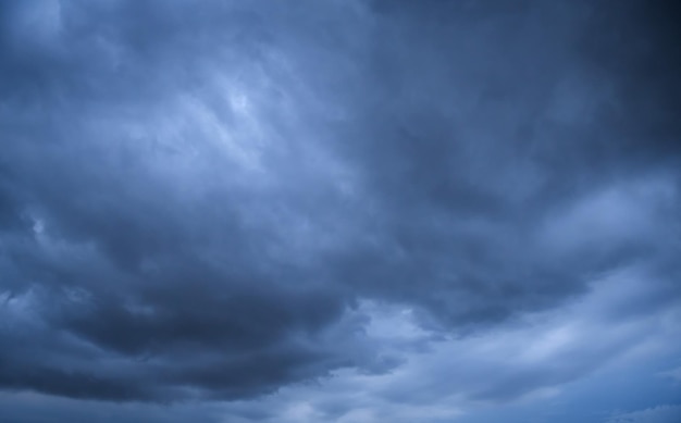 Nubes de tormenta flotando en un día lluvioso con luz natural Paisaje de Cloudscape clima nublado sobre el cielo azul Nubes blancas y grises fondo de entorno de naturaleza escénica