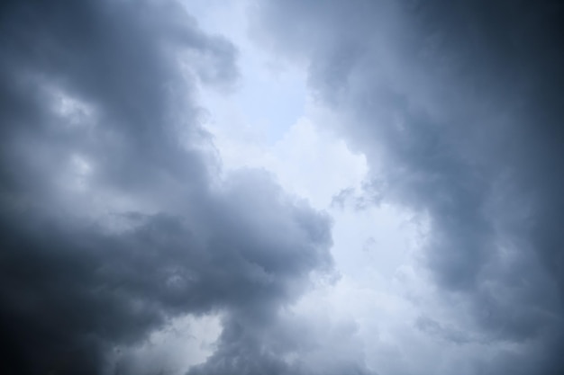 Nubes de tormenta flotando en un día lluvioso con luz natural