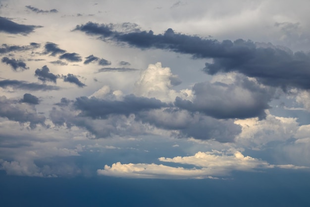 Nubes de tormenta en el fondo del cielo