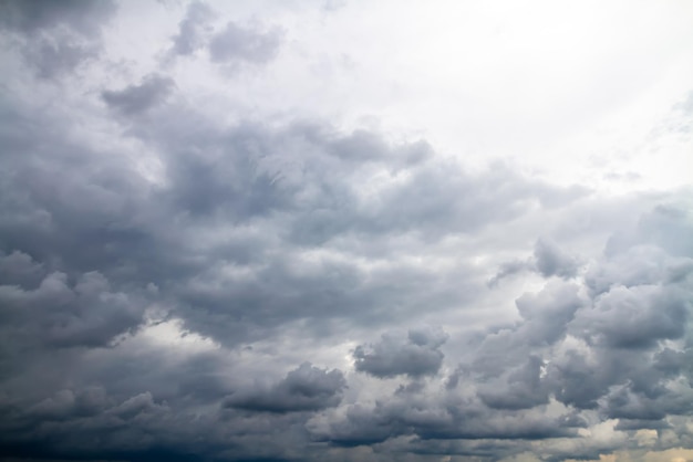 Nubes de tormenta gris oscuro antes de la lluvia Fondo de cielo natural dramático