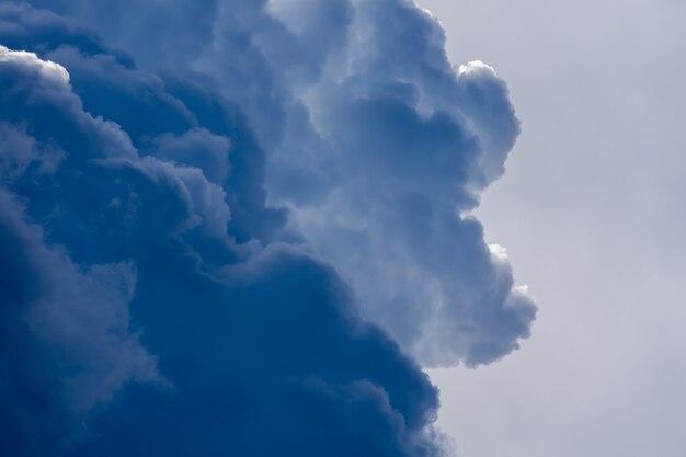 Nubes de tormenta gris oscuro