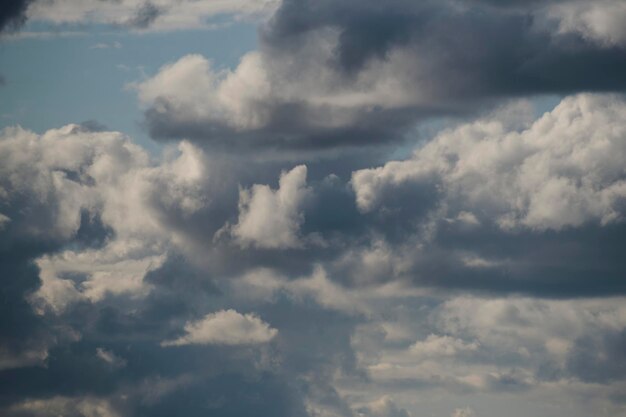 Nubes de tormenta gris oscuroClima tormentoso de veranoFondo natural