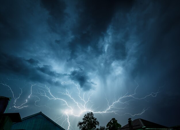 Foto las nubes de tormenta se iluminan desde dentro de un relámpago.